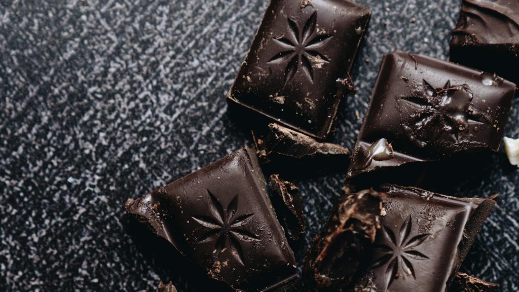 Quadrotti di cioccolato fondante su ardesia, immagine evocativa del corso sui percorsi sensoriali con focus sul cioccolato