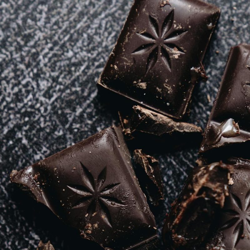 Quadrotti di cioccolato fondante su ardesia, immagine evocativa del corso sui percorsi sensoriali con focus sul cioccolato
